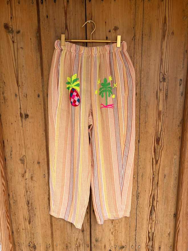 Pantalón rayas bordados