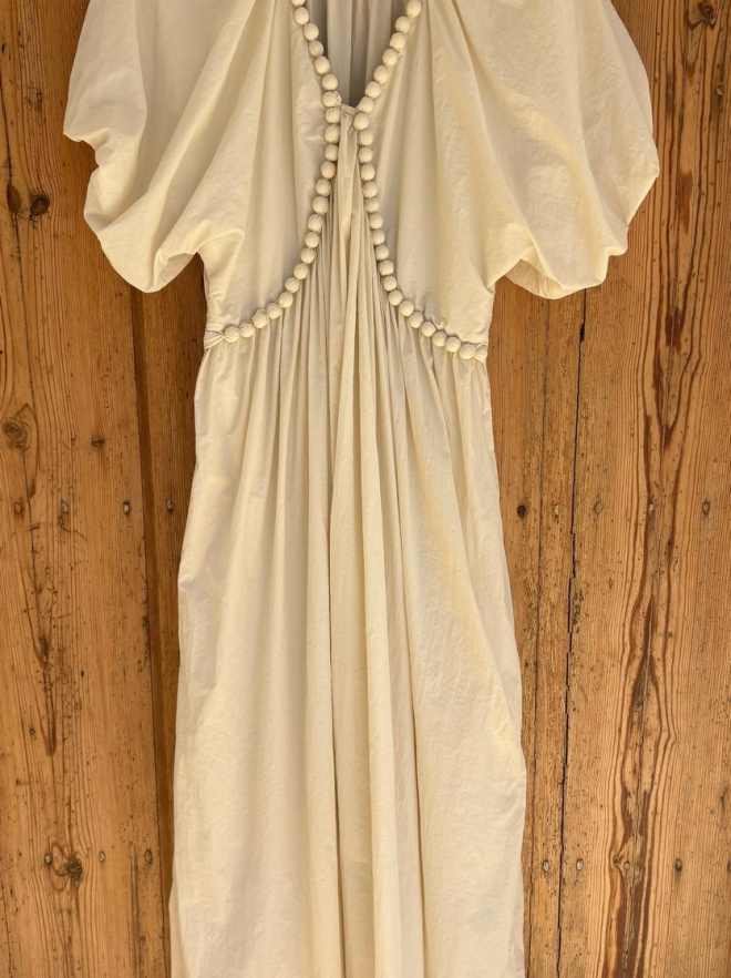 Vestido crema mangas globo