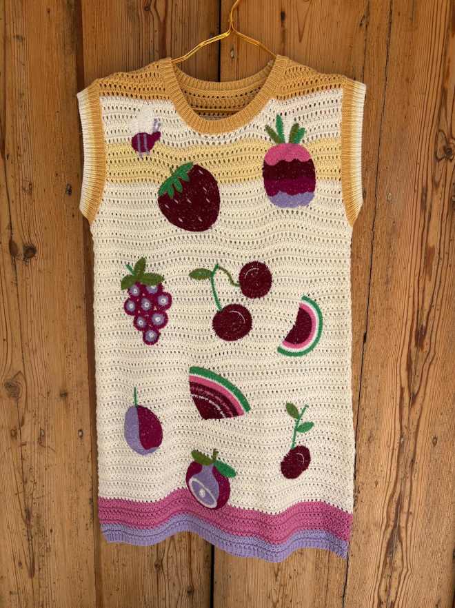 Vestido de crochet sin mangas.